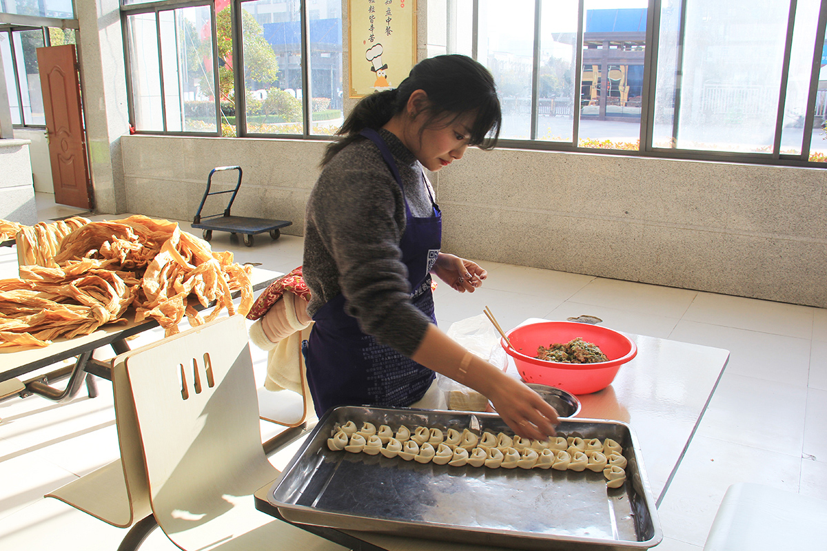 豪家集團(tuán)員工一起包餃子